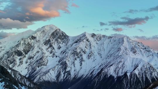 那玛峰C1营地航拍傍晚的贡嘎山区雪山风光