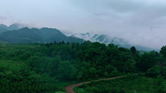 秦岭山川云雾环绕