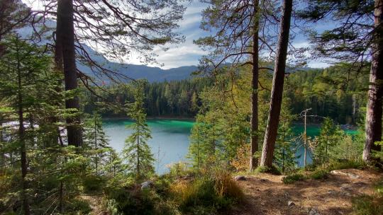 森林全景，后面是巴伐利亚美丽的Eibsee湖，绿松石水，v