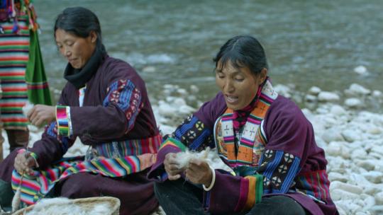 藏族妇女河边纺线劳作生活视频素材模板下载