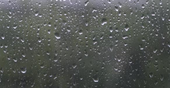 夏日雨中玻璃上的水珠