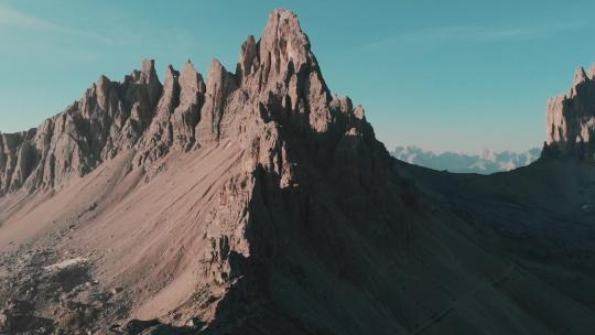 一座巍峨险峻的山峰视频素材模板下载