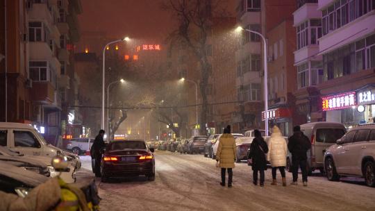 中国哈尔滨下雪的街道