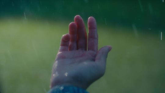 女性手与雨水2