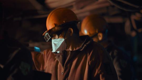 戴着护目镜和口罩的冶金厂工人
