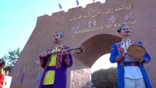 新疆喀什古城人民载歌载舞