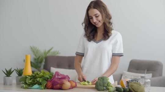 女人在厨房的桌子上切菜