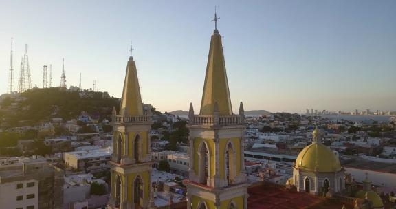墨西哥马萨特兰大教堂钟楼尖塔结构，彩色H顶部的十字架