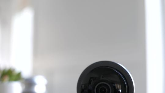向下倾斜显示Nest Dropcam的特写镜头，因为它开始录制动作。-供编辑使用。