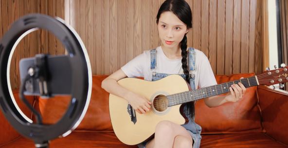 年轻女性做直播弹吉他视频素材模板下载