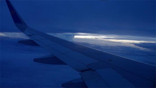 飞机窗外凌晨夜晚国际航班凌晨劳累凌晨云层