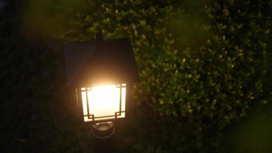 晚上中式园林院子内的路灯