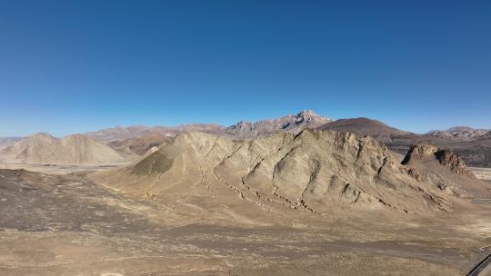 西藏四川雪山光秃秃的山