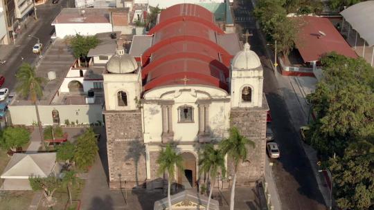 墨西哥科利马白天的默塞德圣殿外立面。空中撤退