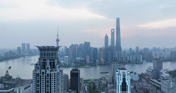 从上海外滩看浦东陆家嘴城市天际线地标建筑