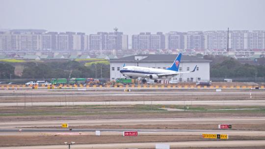 南方航空飞机在浦东机场降落视频素材模板下载