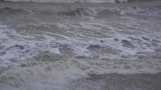 威海孙家疃葡萄滩冬季的海浪视频素材模板下载