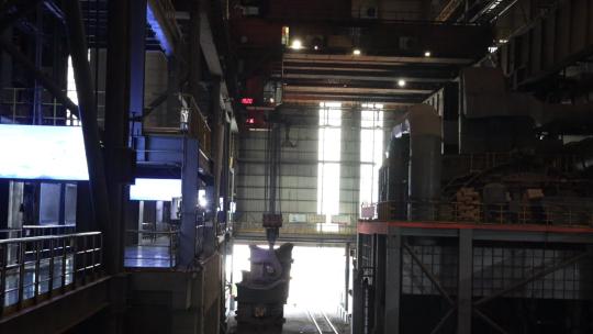 实拍钢铁企业冶金工厂安全生产炼钢天车视频素材模板下载
