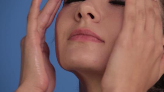 外国女人 化妆 美容 养颜 模特 护肤 按摩视频素材模板下载