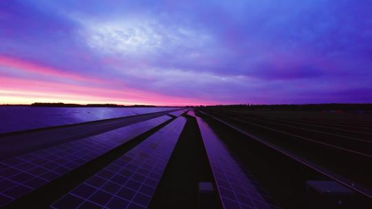 黎明时太阳能电池板新能源光伏板航拍