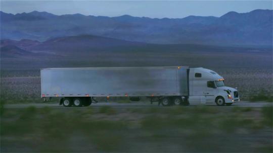 高速公路上形式的白色货运卡车