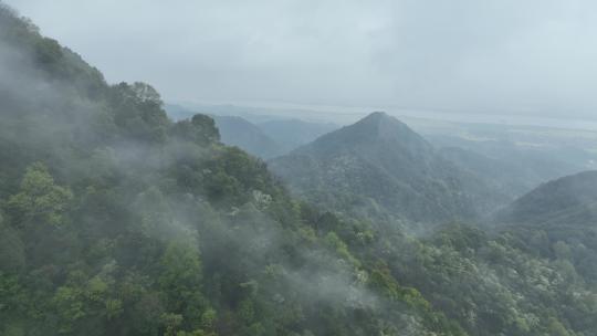 烟雨云雾缥缈的大山