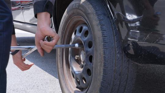 修理工汽车维修换轮胎拧螺丝视频素材