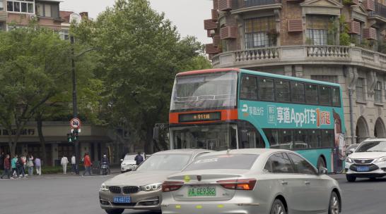 上海·武康大楼·红色公交驶过瞬间· 空镜头4K