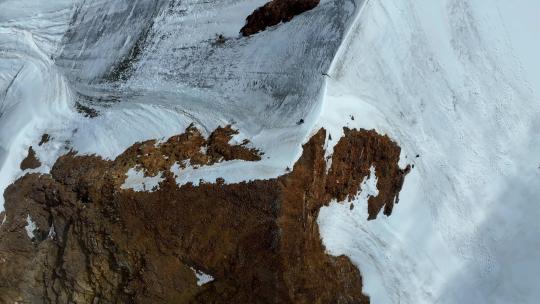 航拍攀登沙鲁里山脉尼登贡嘎雪山的登山者