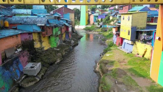 小河边的彩色小村庄