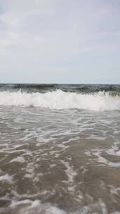 巨浪冲击海岸