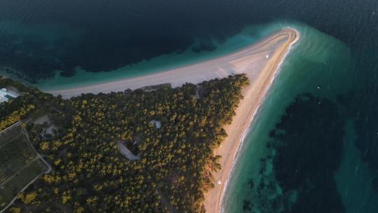 克罗地亚最完美的海滩“金角海滩”。