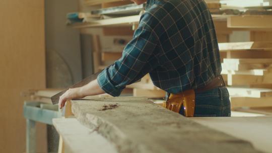 木匠用手锯锯木板