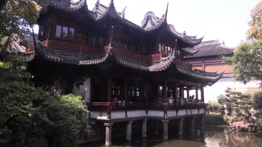 上海豫园中的中式建筑全景