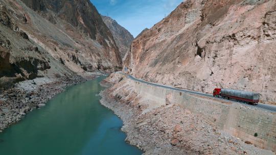 西藏旅游风光318国道怒江峡谷道路物流风光
