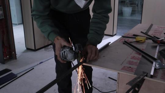 工地施工切割机切金属电焊火花