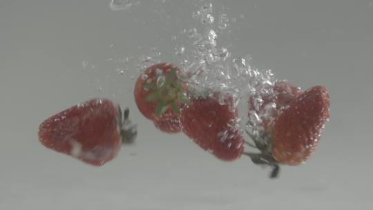 草莓落入水画面