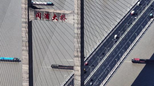 跨江大桥上的车流