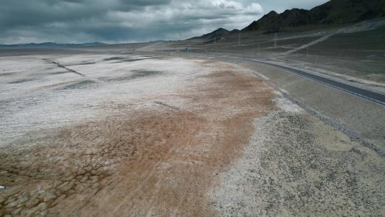 西藏旅游风光冰封盐湖盐碱地317国道视频素材模板下载