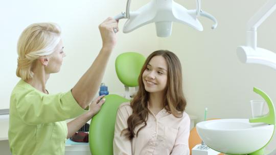 女人在牙医椅上检查牙齿