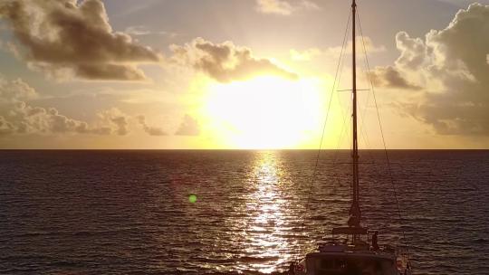 航拍夕阳下的海面