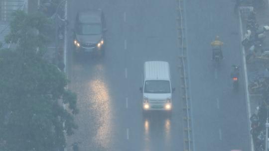雨中行驶的各种车辆合集视频素材模板下载