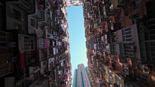 仰视香港怪兽大厦密集居民楼
