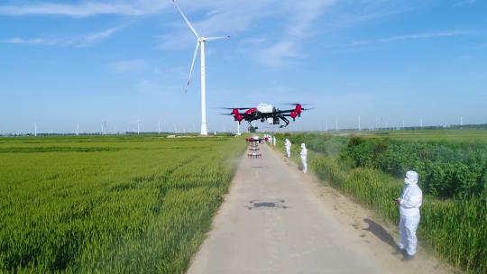 航拍无人机喷洒农药