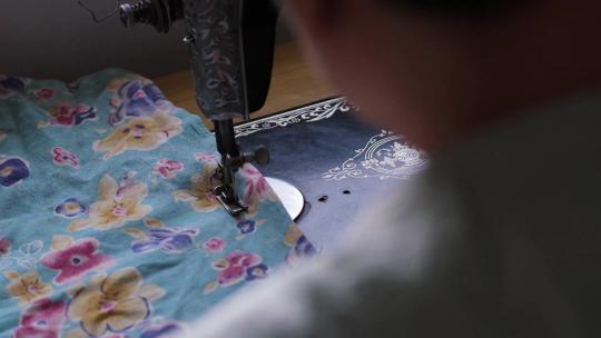 回忆奶奶老式缝纫机针线活年代感升格空镜