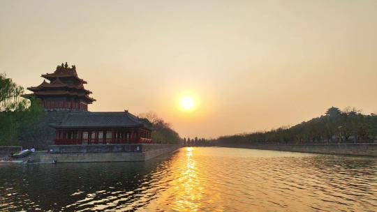 延时摄影：北京故宫角楼和筒子河的夕阳
