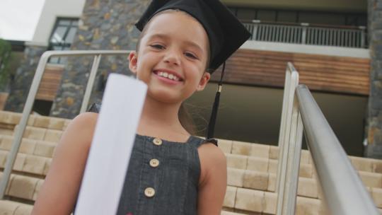 快乐的高加索女孩戴着毕业帽拿着文凭的视频