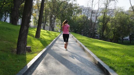 女性慢跑者早上在公园锻炼