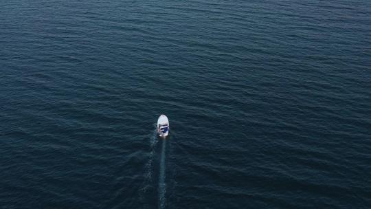 白色小船穿过广阔的开阔水域视频素材模板下载
