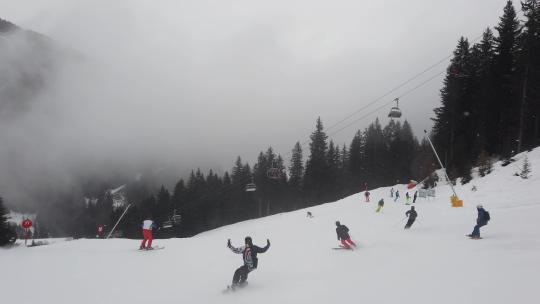 阿尔卑斯山的单板滑雪。奥地利迈尔霍芬的单板滑雪视频素材模板下载